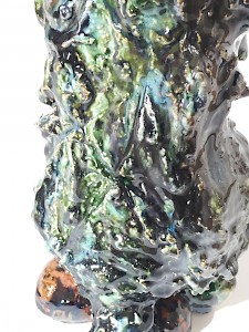 8 Wuthering III, aufgebaut aus weisser Steinzeugmasse, 40% Schamott, zusätzliche Füsse aus rotem Ton, glasiert bei 1240°. 46 x 23 cm, 2015