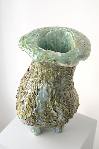 1 Bufo Bufo, aufgebaut aus weisser Steinzeugmasse, 40% Schamott, glasiert bei 1240°. 46 x 29 cm, 2015