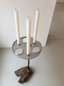 TRIKAENDL,Kerzenleuchter für Altarkerzen. H: 70cm. Aluteller, Obstholz Herrenchiemsee. 2015