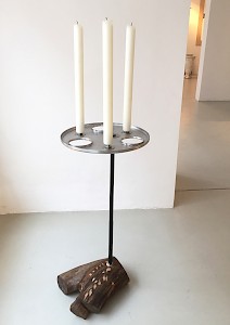 TRIKAENDL,Kerzenleuchter für Altarkerzen. H: 70cm. Aluteller, Obstholz Herrenchiemsee. 2015