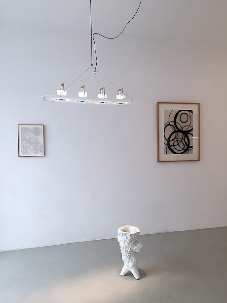 Leuchte von Jan Roth, linkes Bild von Fink Ossi, Vase und rechtes Bild von Scarlet Berner